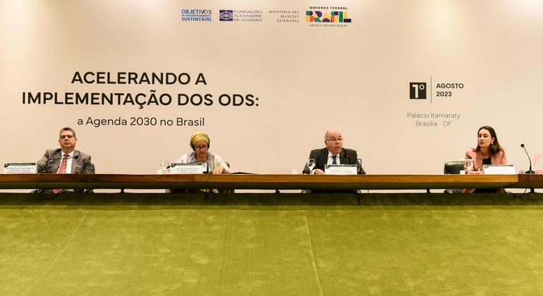 ब्राज़ील में 2030 एजेंडा और सतत विकास लक्ष्यों को लागू करने की चर्चा में विदेश मंत्री माउरो विएरा (दूसरा दाएं) और संयुक्त राष्ट्र उप महासचिव अमीना मोहम्मद (दूसरा बाएं)