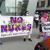 Os manifestantes expõem as suas opiniões sobre a não proliferação em frente à sede da ONU em Nova Iorque. (arquivo)