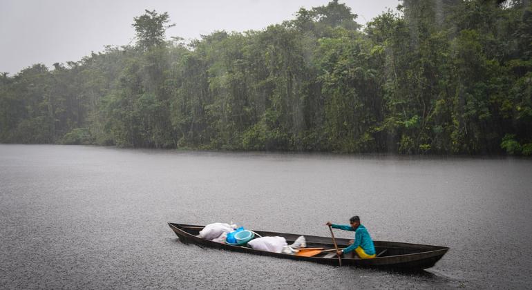Un hombre en una canoa en Guyana.