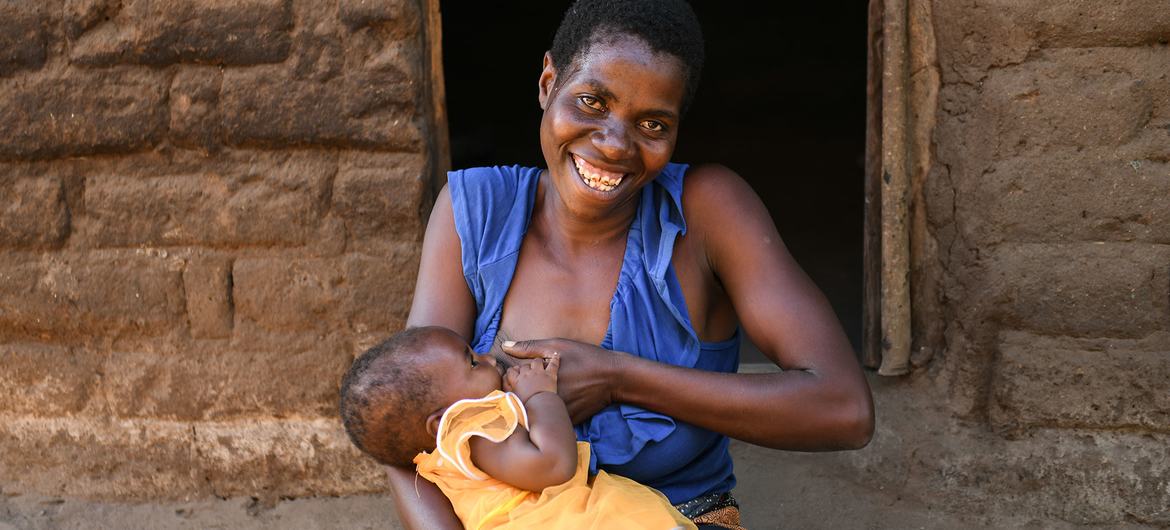 Uma mãe no sul do Malaui amamenta sua filha de seis meses