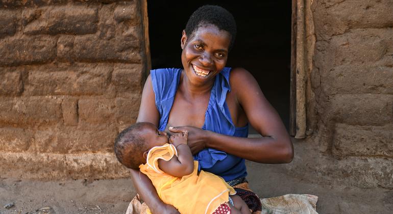 أم في جنوب ملاوي ترضع ابنتها البالغة من العمر ستة أشهر.