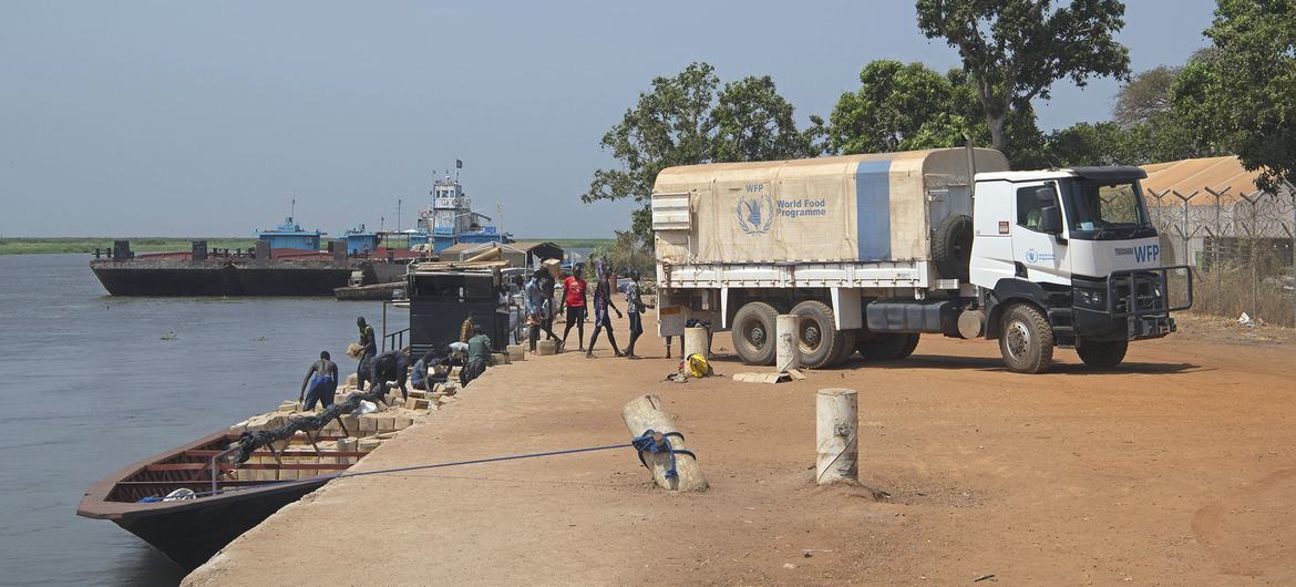 L'aide alimentaire est livrée par bateau à Bor, au Soudan du Sud. 