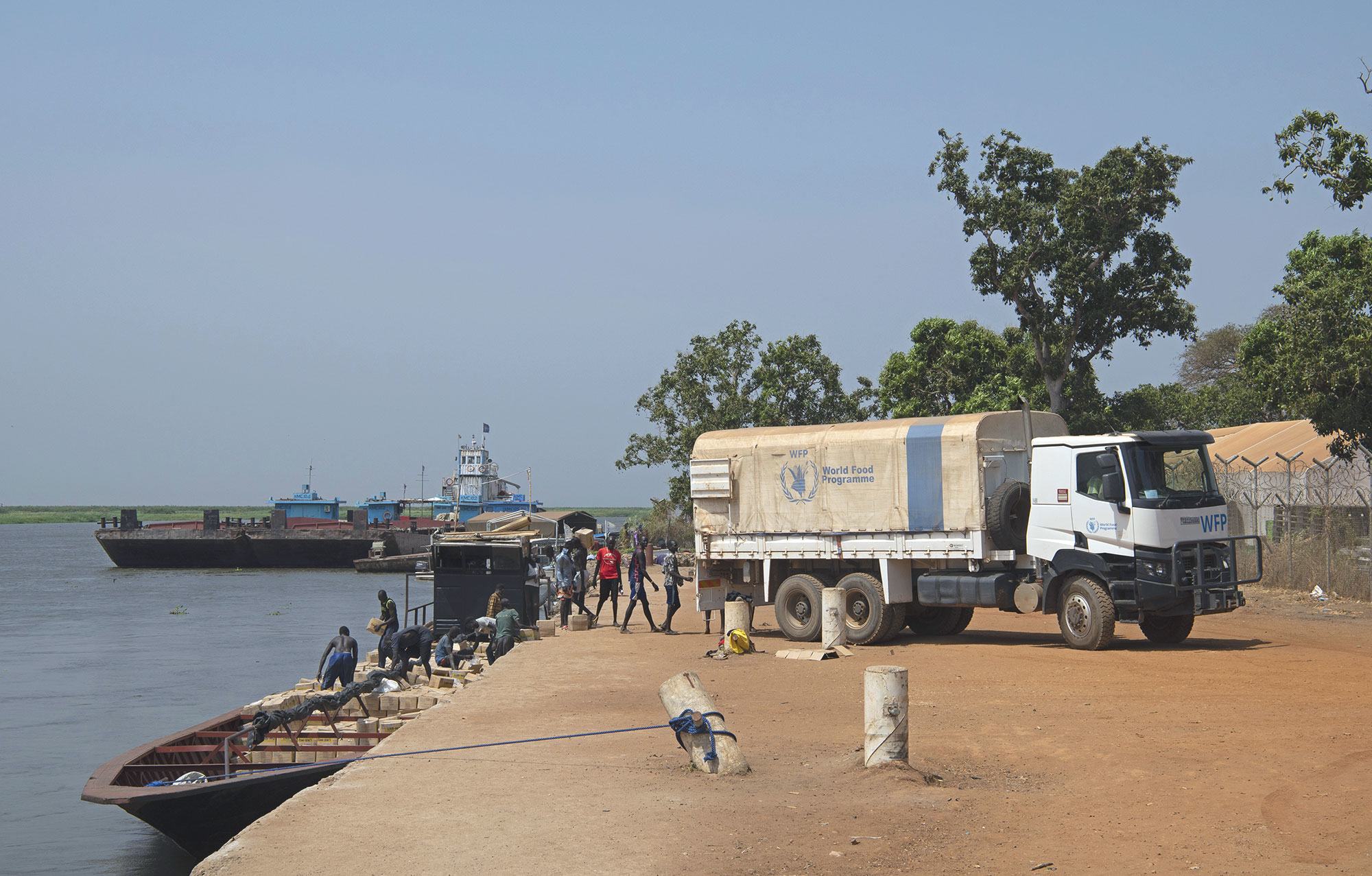 يتم تسليم المساعدات الغذائية بالقوارب في بور بجنوب السودان.