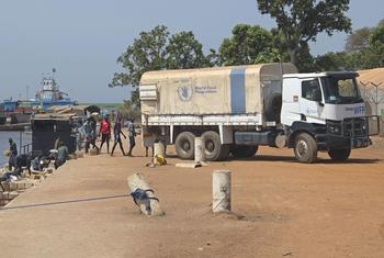 Food aid is delivered by boat in Bor in South Sudan (file). 