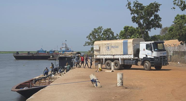 Food aid is delivered by boat in Bor in South Sudan. 