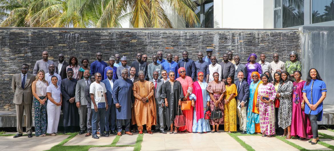 Participants à un événement organisé par l'Office des Nations Unies contre la drogue et le crime (ONUDC) et ses partenaires à Dakar, au Sénégal, pour célébrer la Journée mondiale de la lutte contre la traite des êtres humains.