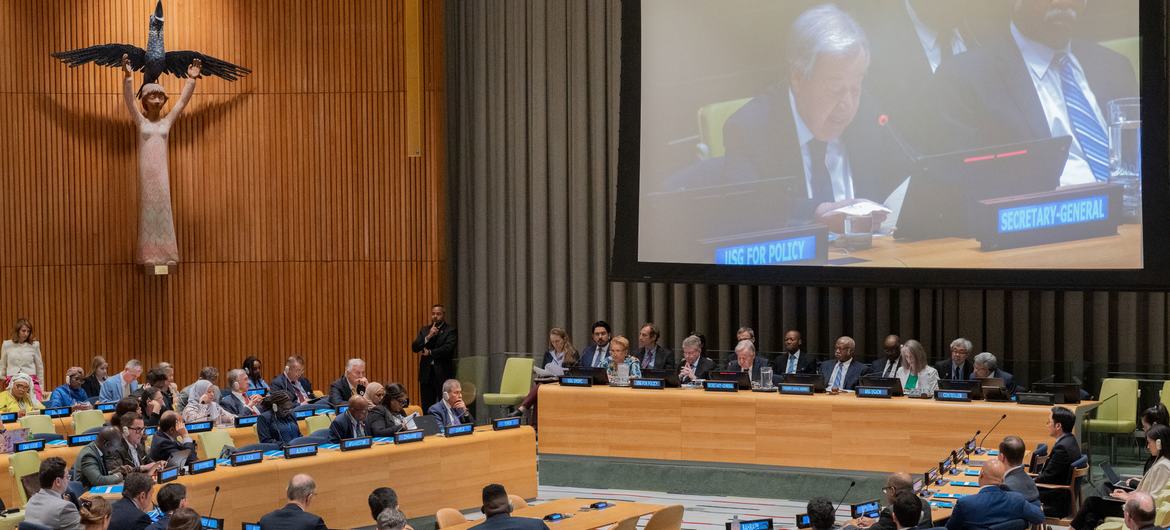 联合国秘书长古特雷斯（屏幕上）向联合国大会全体会议非正式会议通报了联合国80周年倡议的进展情况。