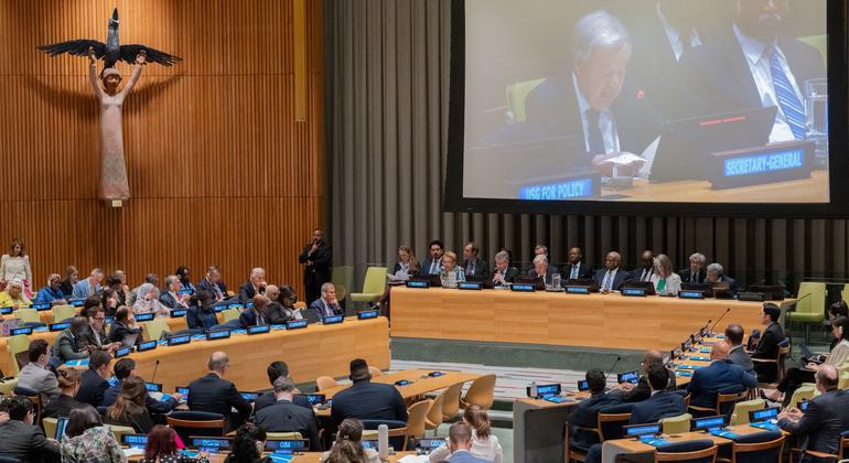 联合国秘书长古特雷斯（屏幕上）向联合国大会全体会议非正式会议通报了联合国80周年倡议的进展情况。
