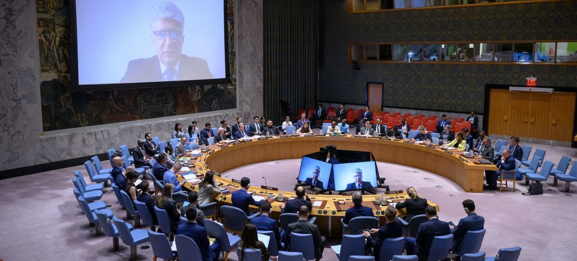 Miroslav Jenča (à l'écran), Sous-Secrétaire général pour l'Europe au Département des affaires politiques et de la consolidation de la paix, informe le Conseil de sécurité sur la situation en Ukraine.