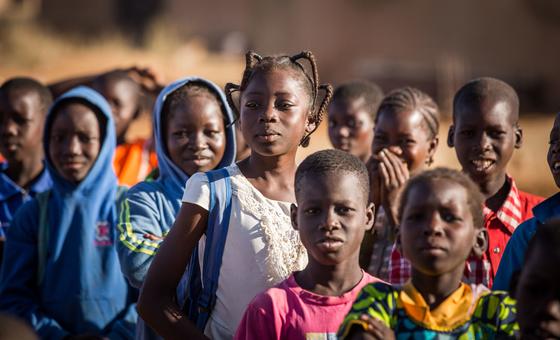 Unos niños esperan para entrar en su aula en una escuela de Burkina Faso.