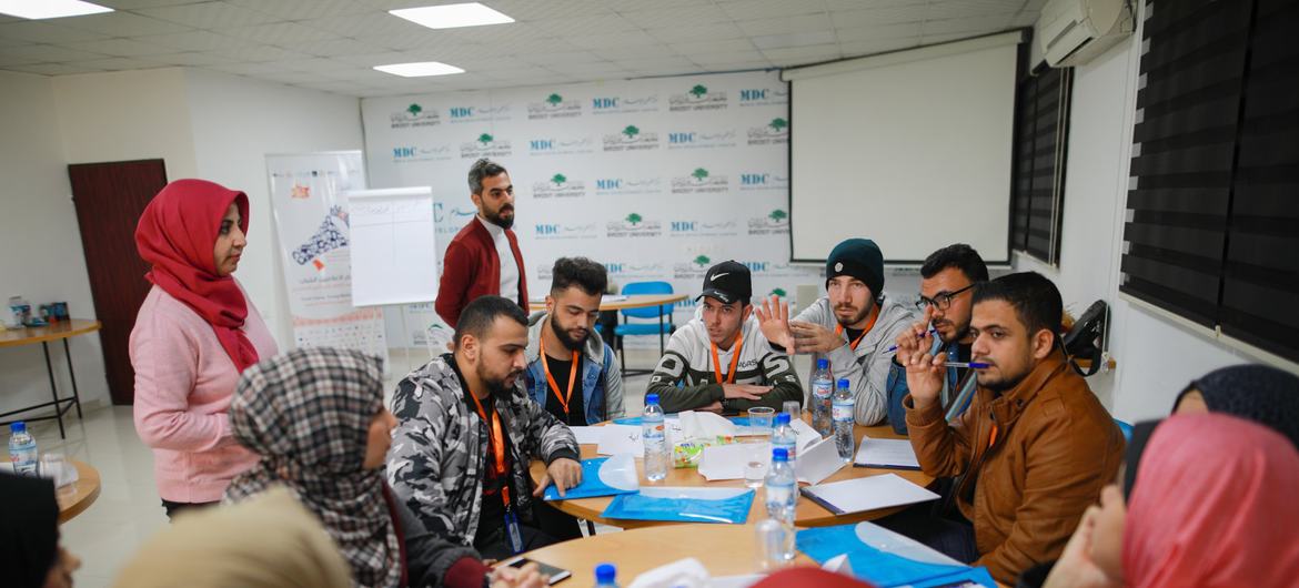 De jeunes journalistes suivent une formation au Centre de développement des médias de Gaza, avant la pandémie de COVID-19.