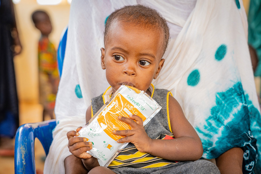 Un enfant déplacé mange de la pâte nutritive dans une clinique à Bawa, au Mali.