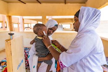 Un niño recibe tratamiento contra la desnutrición en una clínica móvil en un asentamiento de desplazados en Malí.