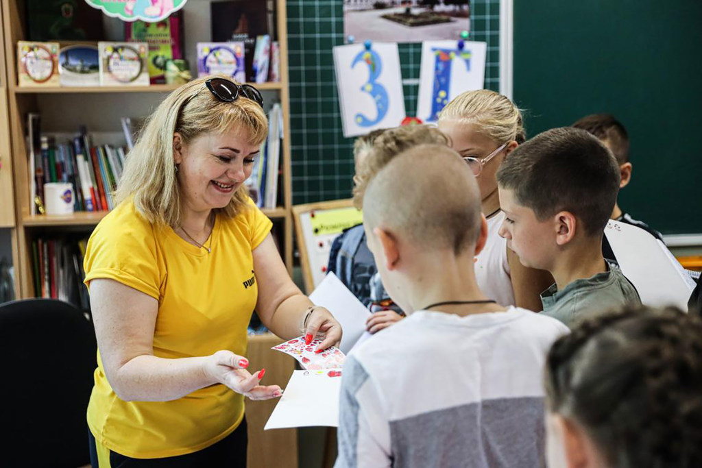 یوکرین میں جنگ کی وجہ سے جو بچے تعلیمی میدان میں پیچھے رہ گئے ہیں یونیسف خصوصی کلاسوں کے ذریعے وہ خلاء پورا کرنے کی کوشش میں مصروف ہے۔