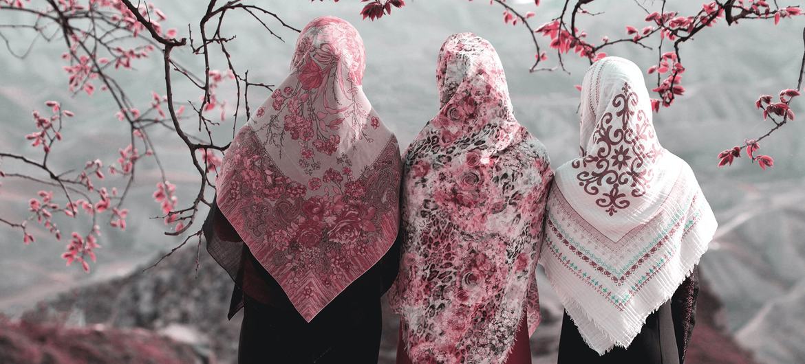 在伊朗，女性必须在公共场合戴头巾。