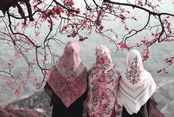 伊朗女性在公共场合必须戴头巾。