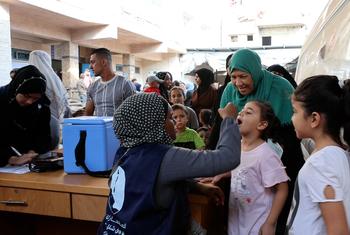 Ferial, une grand-mère, a emmené ses deux petites filles au centre de santé de Deir El Balah pour les faire vacciner contre la polio.