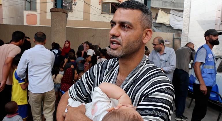 Mohamed Rajab levou sua filha ao centro de saúde da UNRWA em Deir El Bala para ser vacinada contra a poliomielite.