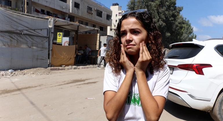 فقدت الطفلة مسك عبد الهادي إبراهيم أبو نصر والدها خلال الحرب وقد تضاعفت مأساتها بسبب انقطاعها عن التعليم. فقدت الطفلة مسك عبد الهادي إبراهيم أبو نصر والدها خلال الحرب وقد تضاعفت مأساتها بسبب انقطاعها عن التعليم.