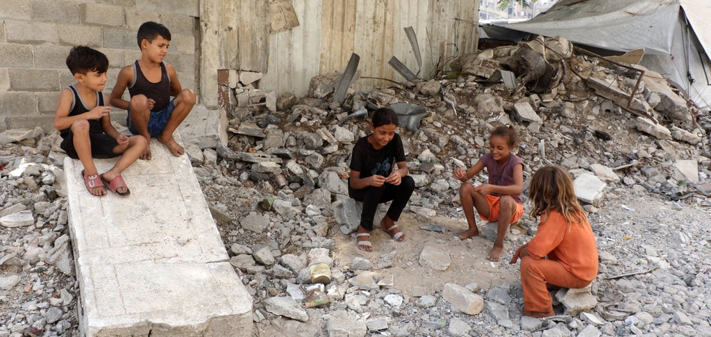 قالت وكالة الأمم المتحدة لإغاثة وتشغيل اللاجئين الفلسطينيين (الأونروا) إن حوالي 660 ألف طفل في قطاع غزة حُرموا من التعليم للسنة الثالثة على التوالي بسبب الحرب المستمرة، محذرة من أن أطفال غزة معرضون لخطر أن يصبحوا "جيلا ضائعا". قالت وكالة الأمم المتحدة لإغاثة وتشغيل اللاجئين الفلسطينيين (الأونروا) إن حوالي 660 ألف طفل في قطاع غزة حُرموا من التعليم للسنة الثالثة على التوالي بسبب الحرب المستمرة، محذرة من أن أطفال غزة معرضون لخطر أن يصبحوا "جيلا ضائعا".