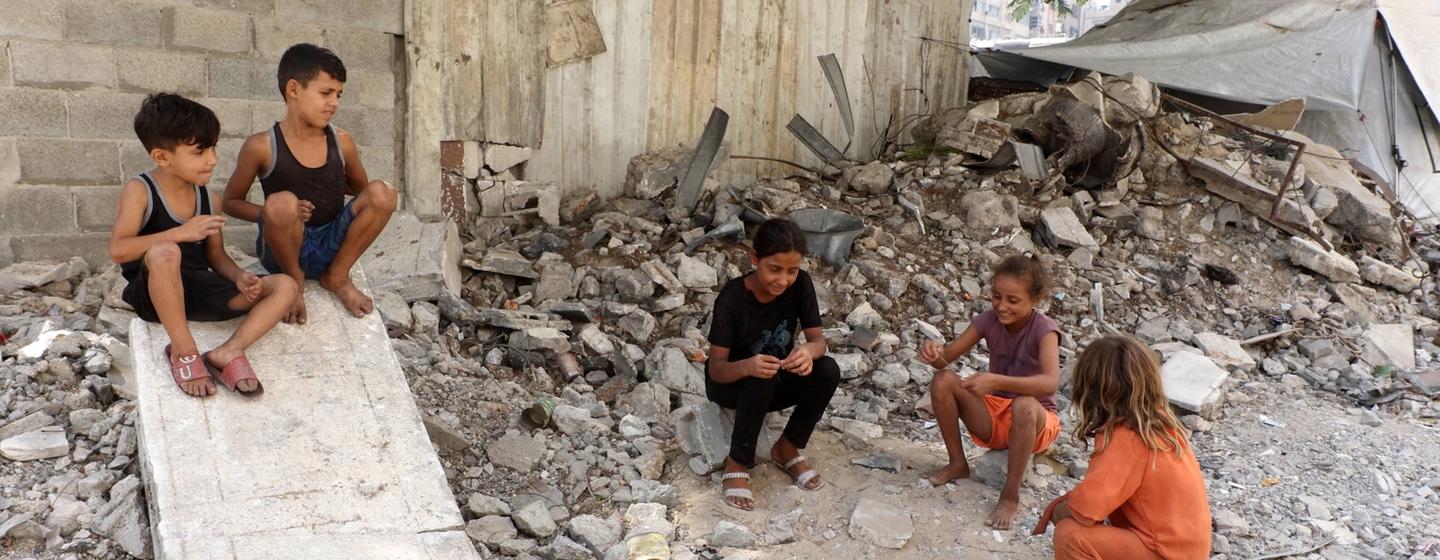 Alrededor de 660 000 niños de la Franja de Gaza se han visto privados de educación por tercer año consecutivo debido a la guerra que se libra desde hace 23 meses, lo que hace temer que los niños de Gaza se conviertan en una «generación perdida». Alrededor de 660 000 niños de la Franja de Gaza se han visto privados de educación por tercer año consecutivo debido a la guerra que se libra desde hace 23 meses, lo que hace temer que los niños de Gaza se conviertan en una «generación perdida».
