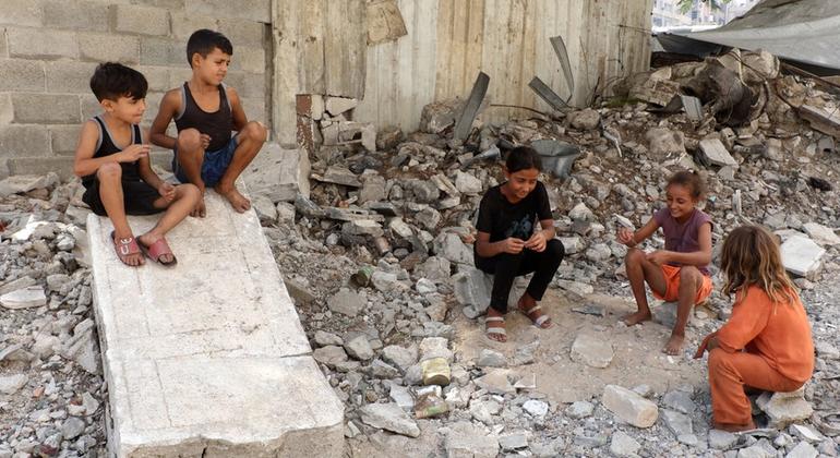 Alrededor de 660 000 niños de la Franja de Gaza se han visto privados de educación por tercer año consecutivo debido a la guerra que se libra desde hace 23 meses, lo que hace temer que los niños de Gaza se conviertan en una «generación perdida».