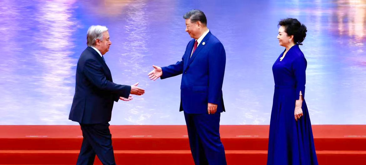 Poignée de main entre le Secrétaire général de l'ONU, António Guterres (à gauche) et le président chinois Xi Jinping.