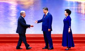 Poignée de main entre le Secrétaire général de l'ONU, António Guterres (à gauche) et le président chinois Xi Jinping.