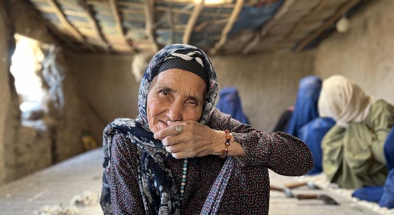 71 岁的比比·尼亚兹 (Bibi Niaz) 从 10 岁起就开始编织地毯。