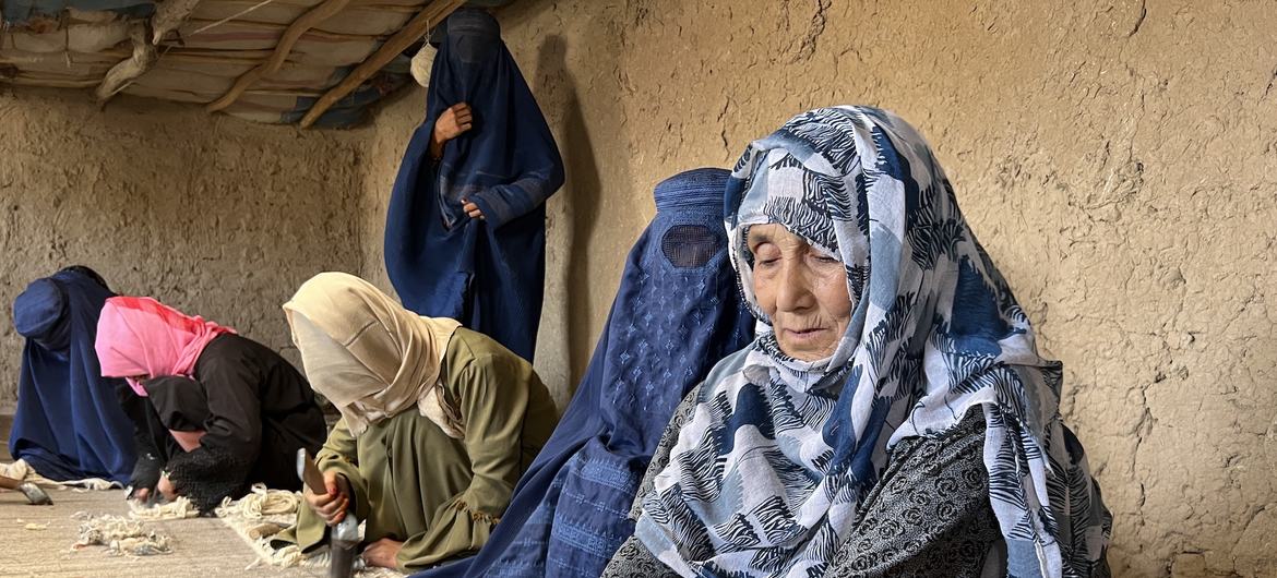 अफ़ग़ानिस्तान के कालीन बाफ़न इलाक़े में कालीन बुनती महिलाएँ.