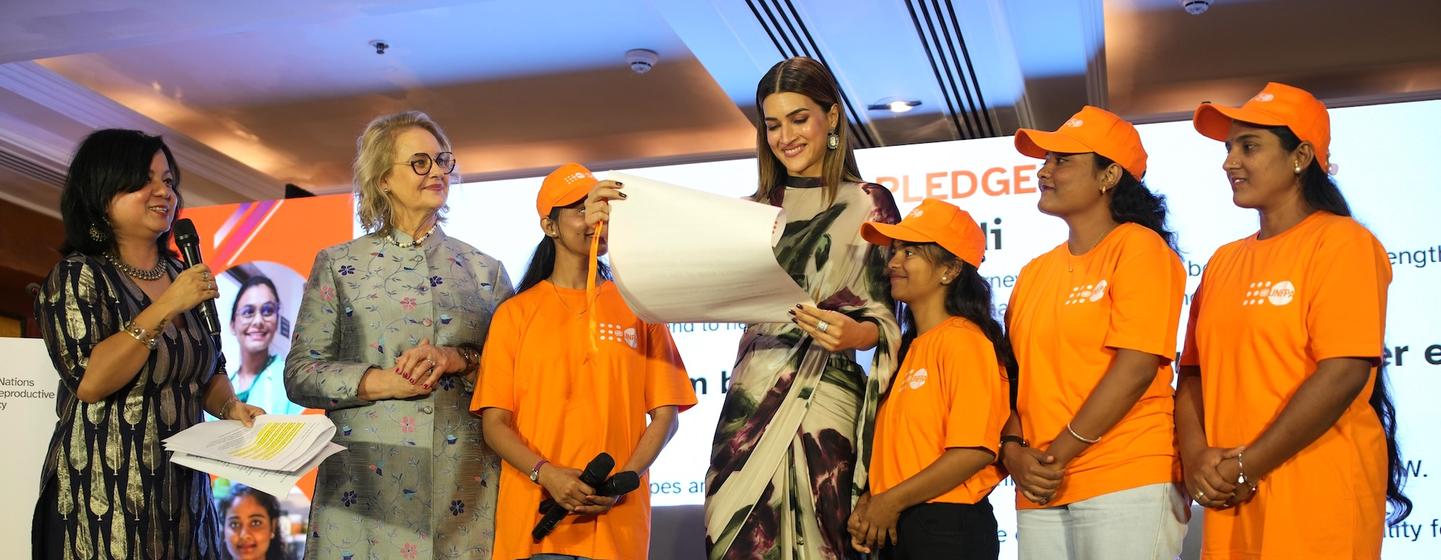 कृति सेनन ने चार युवा समर्थकों के साथ मिलकर लैंगिक समानता के लिए संकल्प लिया.