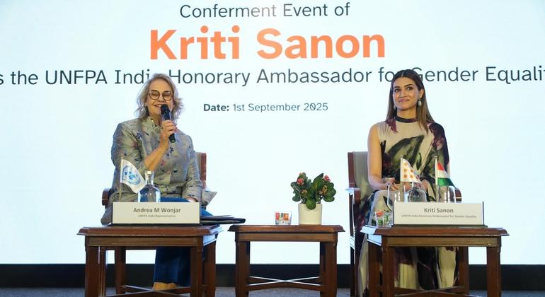 भारत में यूएनएफ़पीए की प्रतिनिधि, एंड्रिया एम वोज्नार के साथ कृति सैनन.