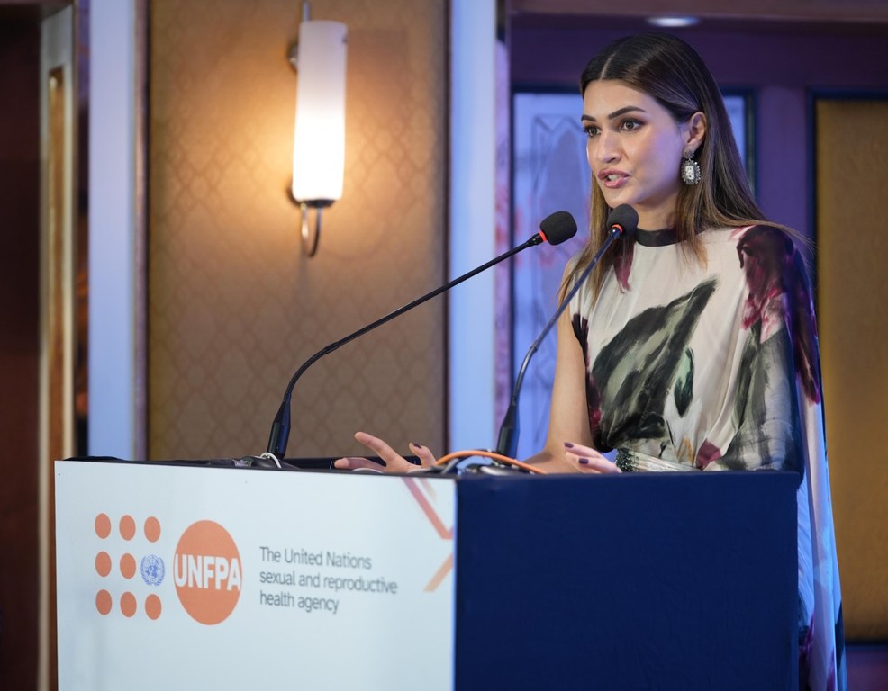 अभिनेत्री कृति सैनन UNFPA के एक कार्यक्रम के दौरान पोडियम पर बोल रही हैं।