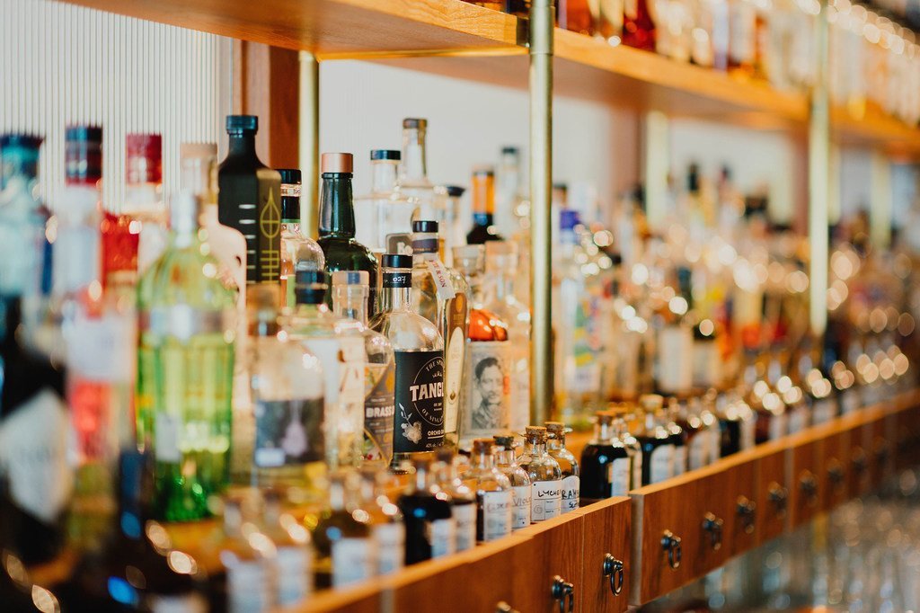 Botellas de bebidas alcohólicas expuestas en un local para su venta.