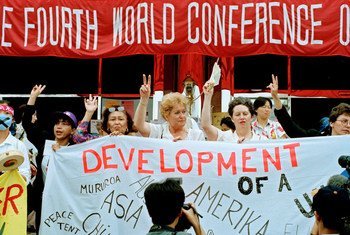 Washiriki kutoka katika makundi ya kiraia wakiandamana kandoni mwa Mkutano wa wanawake uliofanyika Beijing, China mwezi Septemba 1995
