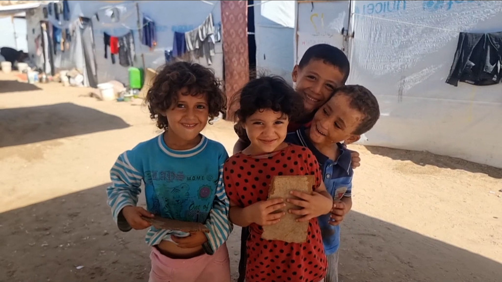 Niños huérfanos reunidos en un descampado del campo de Al-Baraka, en la zona de Al-Mawasi de Jan Yunis.