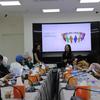 صحفيات عراقيات يحضرن ورشة عمل في قاعة مؤتمرات، بقيادة UNFPA في العراق وشبكة روداو الإعلامية.