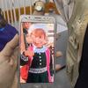 La madre de Jana muestra en su teléfono una foto de Jana antes de padecer hambruna. 