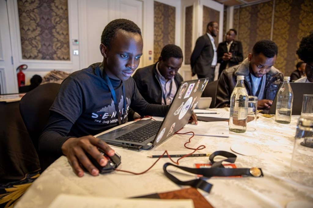 Vijana wakishiriki katika WakaWell Hackathon ili kubuni masuluhisho ya kidijitali kwa ajili ya uhamiaji salama na wenye ujuzi. 
