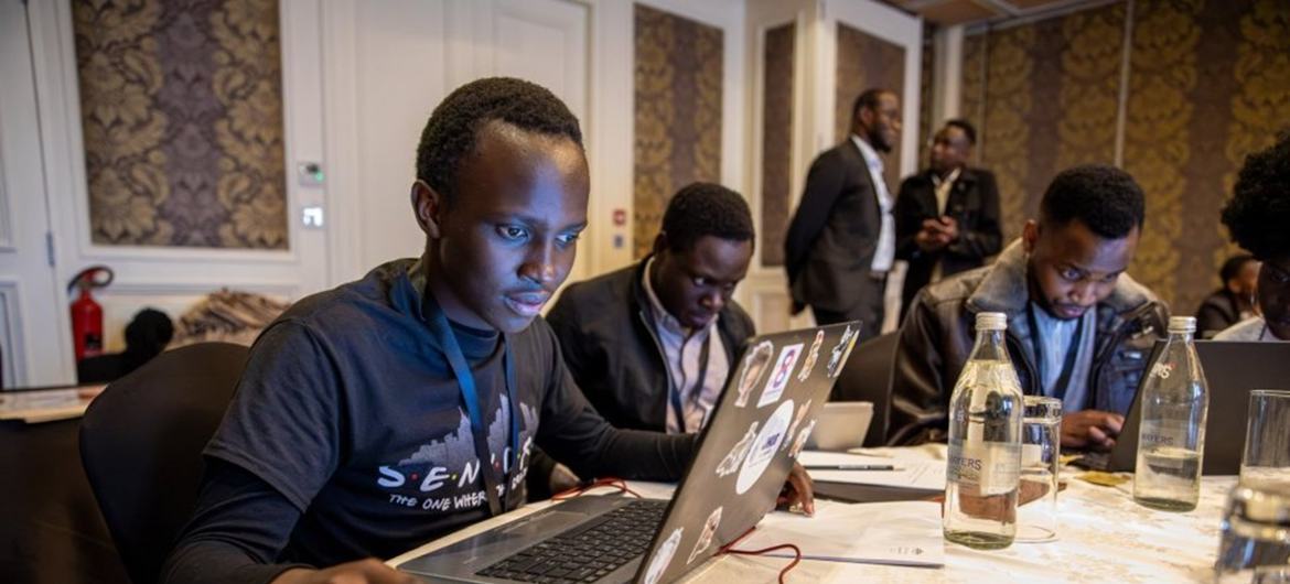 Jovens participam do WakaWell Hackathon para projetar soluções digitais para uma migração segura e informada