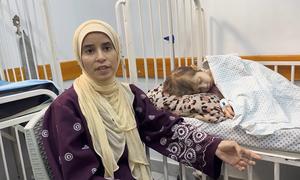 La madre de Jana Ayed, Nesma, sentada junto a su cama de hospital cuando estaba siendo tratada por desnutrición.