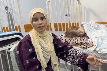 La madre de Jana Ayed, Nesma, sentada junto a su cama de hospital cuando estaba siendo tratada por desnutrición.