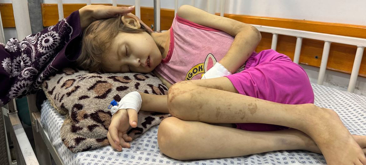 Uma mãe sentada ao lado da cama de sua filha de nove anos em um hospital na Cidade de Gaza em 25 de agosto de 2025 Uma mãe sentada ao lado da cama de sua filha de nove anos em um hospital na Cidade de Gaza em 25 de agosto de 2025
