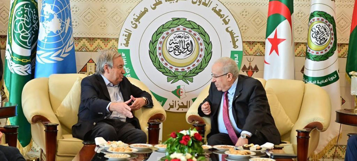 Le Secrétaire général António Guterres (à gauche) rencontre le Ministre algérien des Affaires étrangères Ramtane Lamamra à Alger.