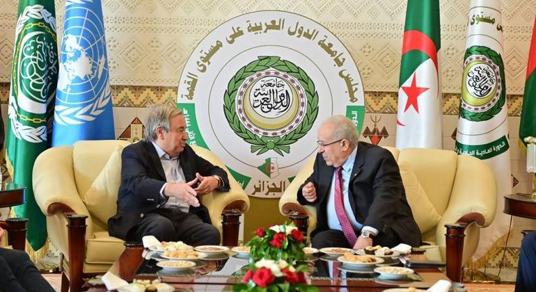 O secretário-geral António Guterres (à esquerda) encontra-se com o ministro dos Negócios Estrangeiros Ramtane Lamamra da Argélia, em Argel