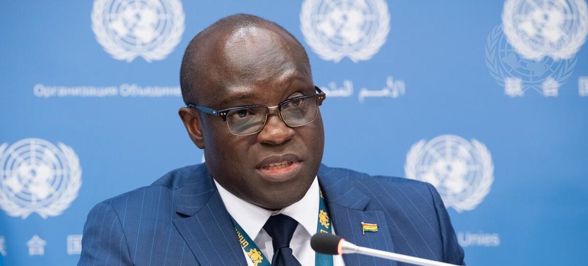 مندوب غانا الدائم لدى الأمم المتحدة، السفير هارولد أدلاي أجيمان متحدثا إلى الصحفيين في نيويورك عن برنامج رئاسة بلاده لمجلس الأمن خلال شهر نوفمبر 2022.