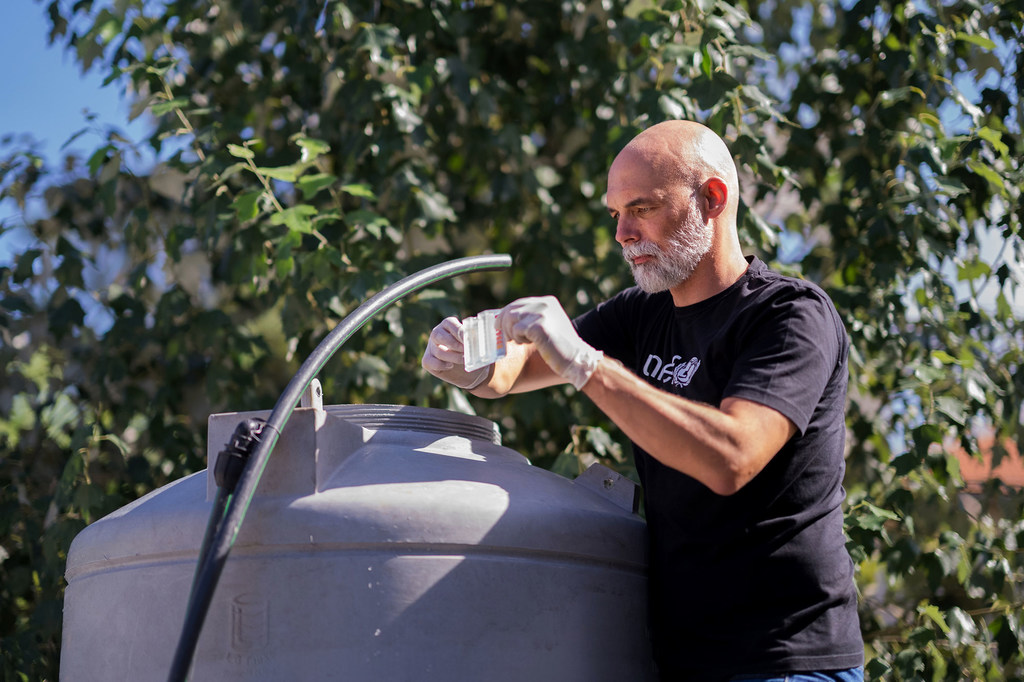 يتم تنظيف خزانات المياه في لبنان وتطهيرها للمساعدة في منع انتشار الكوليرا في لبنان.