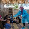 儿基会工作人员在黎巴嫩社区进行卫生宣传，以帮助阻止霍乱传播。