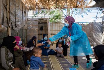 Le personnel de l'UNICEF organise des séances de sensibilisation à l'hygiène dans les communautés libanaises pour aider à stopper la transmission du choléra (photo d'archives)..