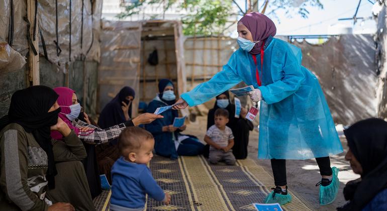 El personal de UNICEF imparte sesiones de información sobre higiene a las comunidades del Líbano para ayudar a detener la transmisión del cólera.